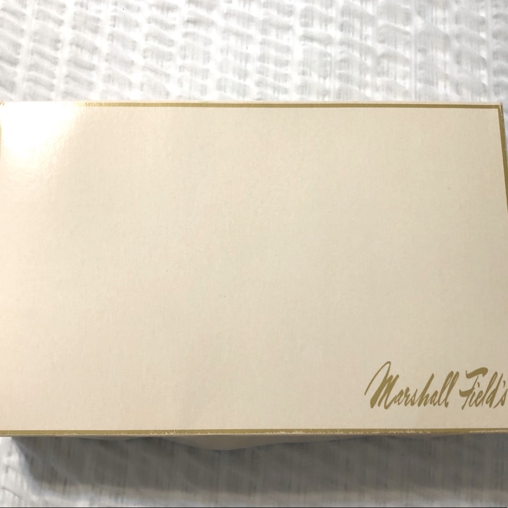 MARSHALL FIELD’S GIFT BOX vintage offwhite color with gold border size22x12 GUC - Picture 9 of 13